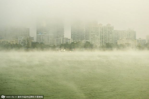 湖南沅江江面出现“水雾”奇观如海市蜃楼。陈自德1