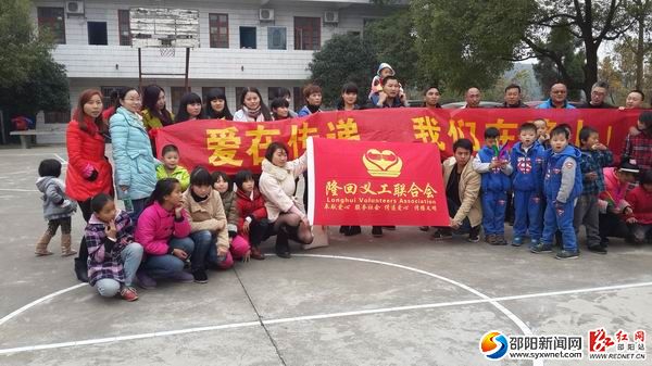 图为隆回义工联合会在县福利院开展活动