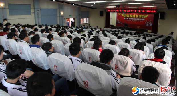学生们正专心致志地听法学专家的演讲