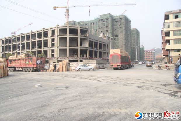 道路两旁楼房林立。