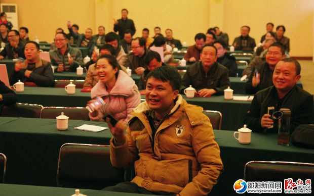 网络联盟成员正在参与有奖互动“摇一摇”环节,现场欢声笑语一片。