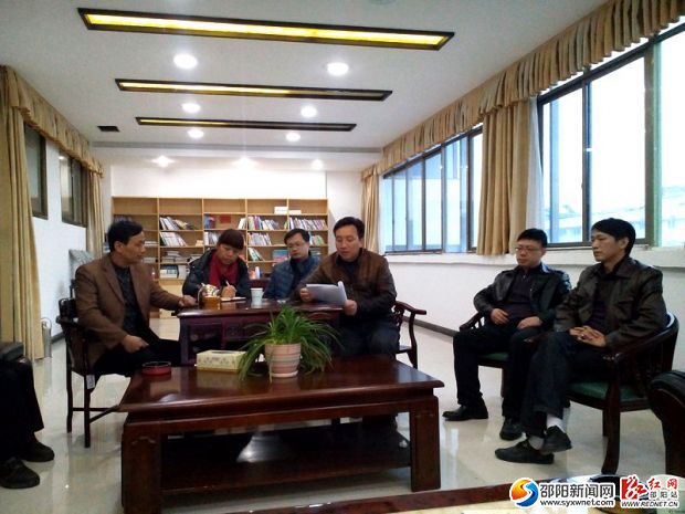 县烟草专卖局向督查组汇报计生工作整改情况