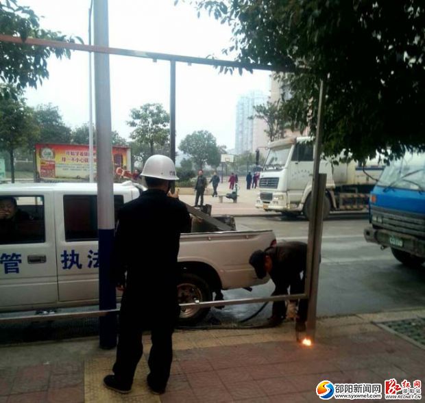 破损户外广告1