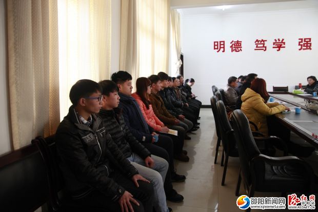 参赛设计者们全神贯注等待上场。