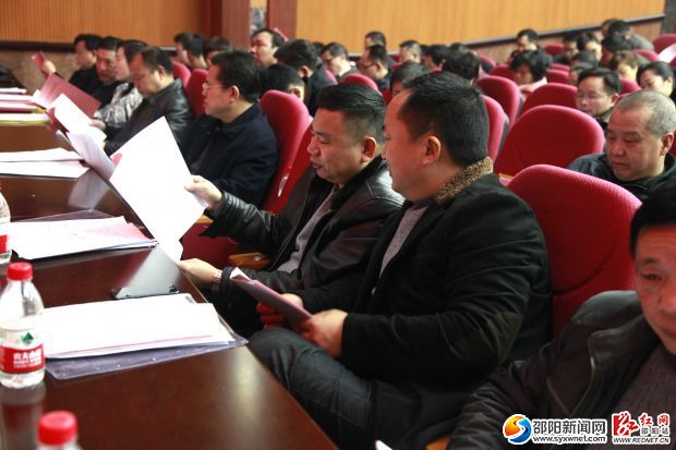 与会干部对报告内容进行探讨。