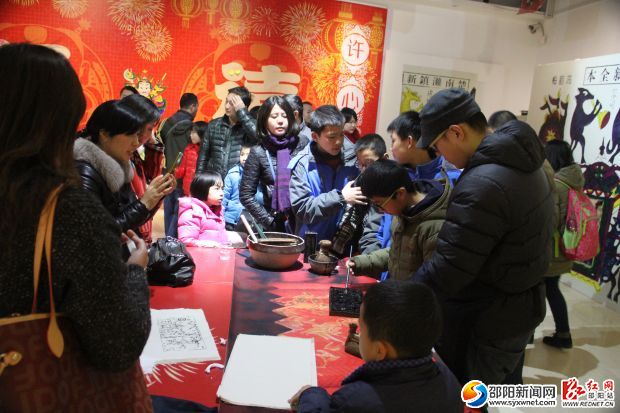 观众们在体验年画线版印刷