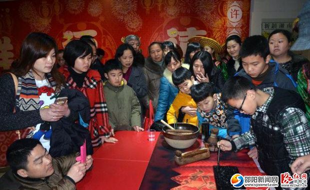 孩子们在展览互动厅体验滩头年画雕版印刷