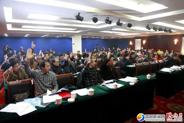 现场会员全票通过《邵阳市陶瓷批发商会章程》等规章制度。