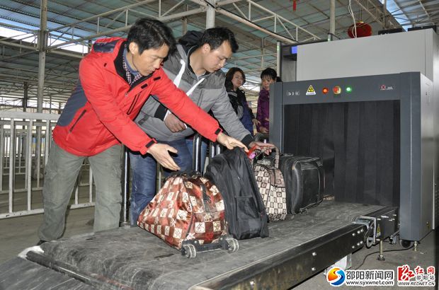 市民正在过安检