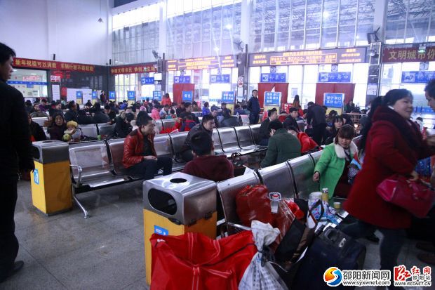 邵阳汽车北站候车室内大包小包的旅客都在等待班车的到来。