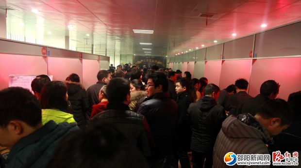 招聘会现场人声鼎沸。 拷贝