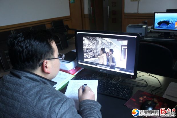 评审正在对DV组的作品进行评审。