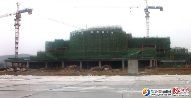 A、B两栋主体工程及初步内装饰已完成,正在进行外墙装饰。