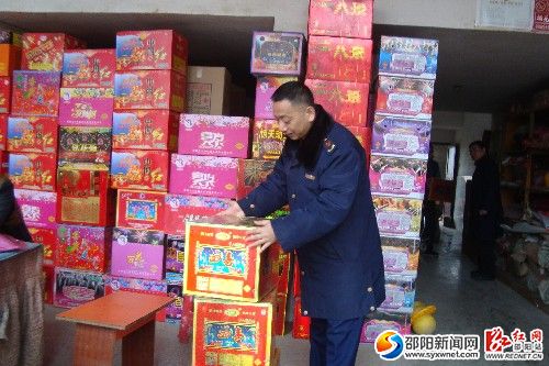 执法人员查获侵权的浏阳“四喜”烟花