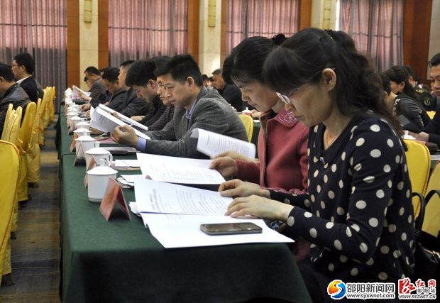 与会干部正在认真听取会议精神。