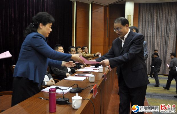 各县市区办公室主任递交目标管理责任书。