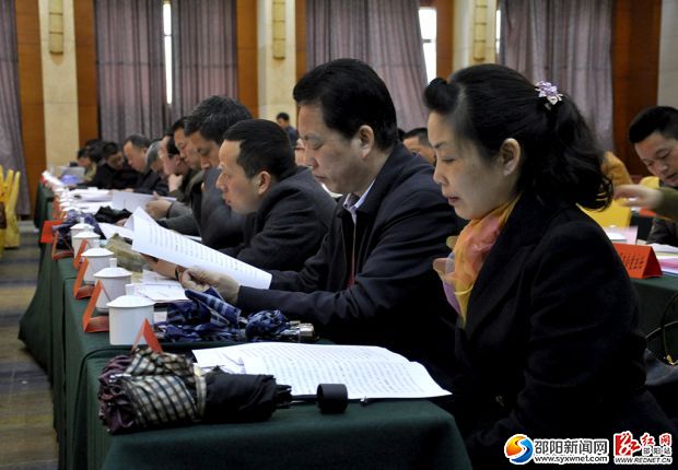 与会人员认真倾听工作报告。