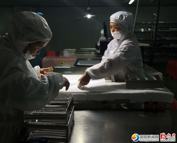 生产车间工人划割触摸屏