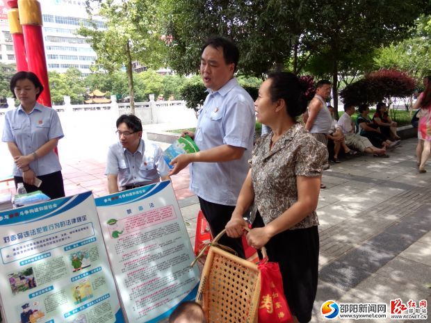 法院工作人员在向市民宣传法律知识