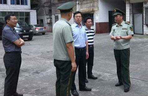 蔡典维在邵州车站长途客车GPS监控室检查值守情况。