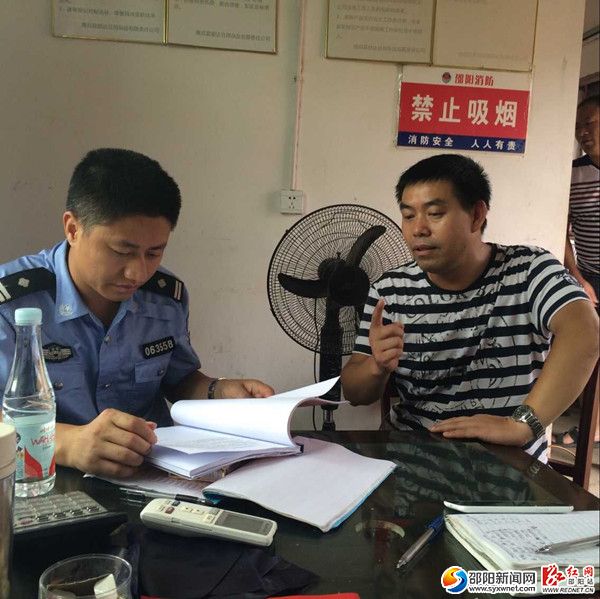 图为交警在烟花爆竹生产企业检查安全工作