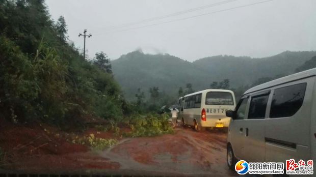 红旗至丰田道路塌方现场