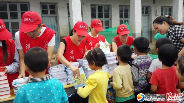 给金星小学学生发放学习用品
