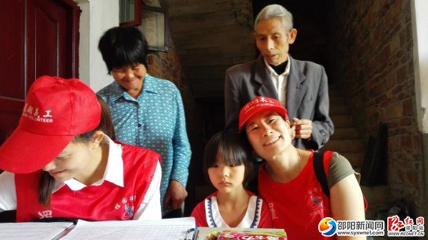 在双桥村贫困学生家庭回访
