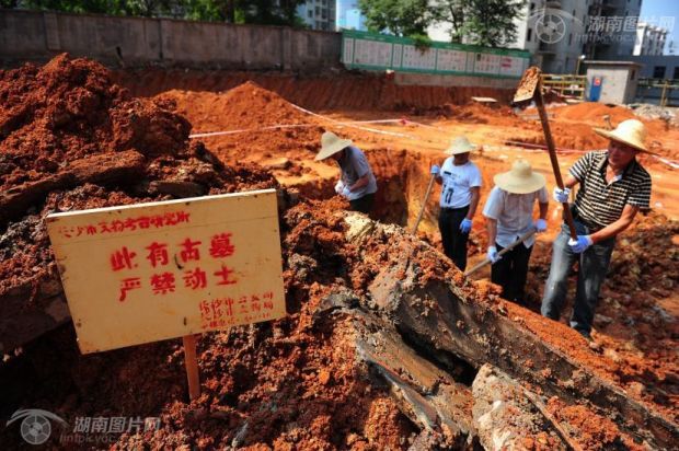 9月16日上午,长沙市开福区陡岭路,文物工作人员勘察现场。