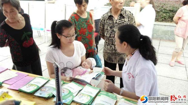 市民正在想专家进行咨询。