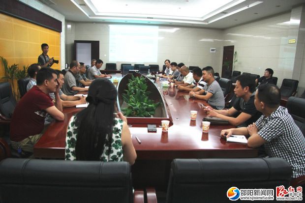 公交车排放升级试点改造项目签约仪式。