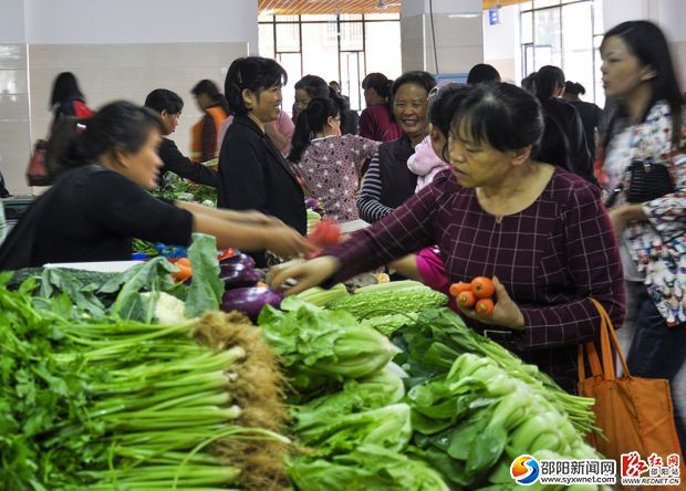 市民正在市场内挑选蔬菜。