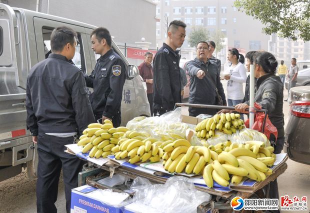 执法人员正在劝导摊贩。