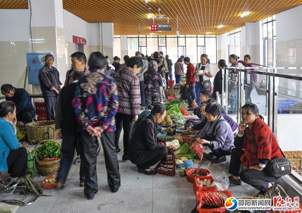 摊贩迁入市场内自主自销区。