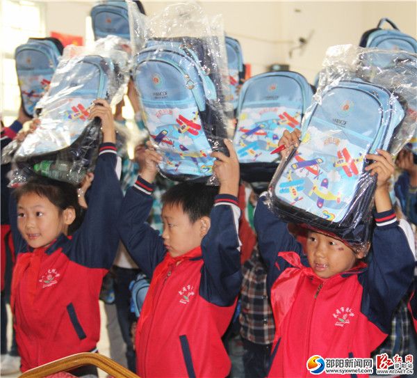 6、小朋友高兴地举着领到的学习用品