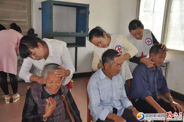 武冈市红十字会招募的首批志愿者为孤寡老人免费按摩