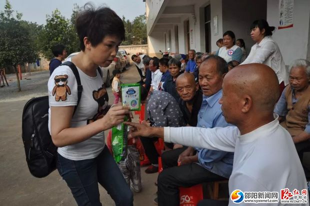 完达山乳业邵阳区域经理现场讲解奶粉冲调知识