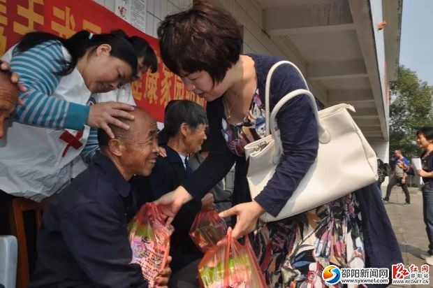 健康家园母婴连锁店负责人向老人们赠送奶粉