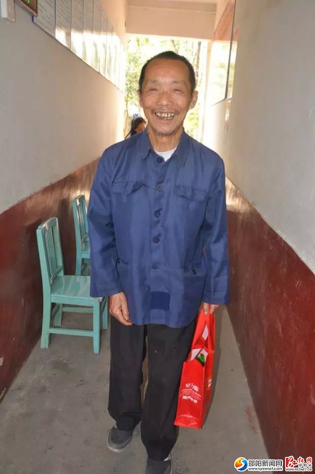 获赠爱心奶粉的孤寡老人乐得合不拢嘴
