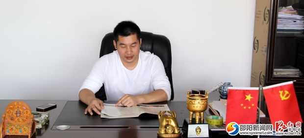 罗才荣在商会办公