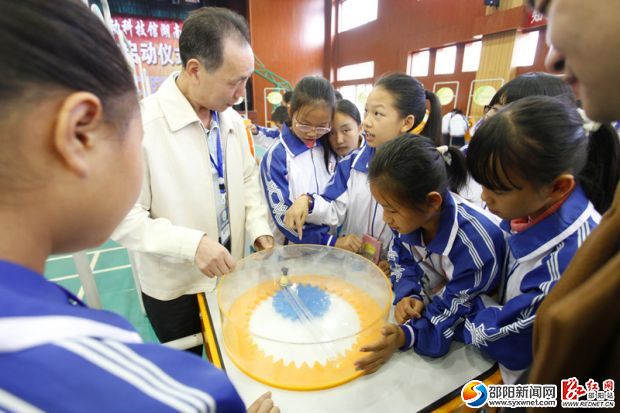 小学生们在展品前观看,看到不理解的地方正在向老师提问。_副本