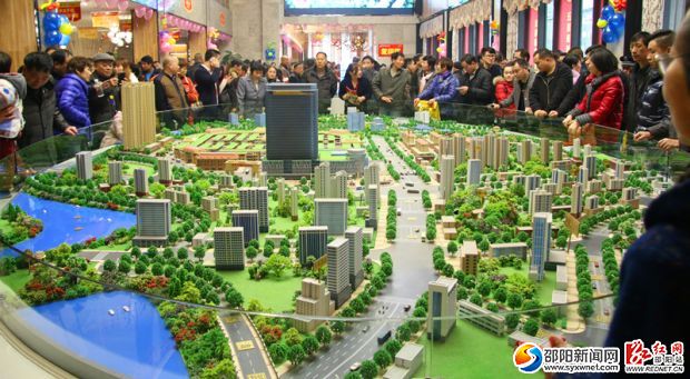 金罗湾国际项目展示体验中心里就有近上百组经营小商品、五金、建材等行业的商户在等候办理签约手续。。_副