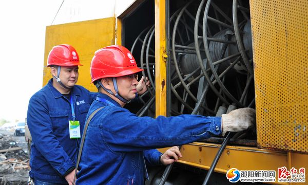 保电工作人员在检查发电车