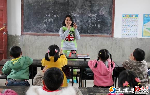 1428996281650606.jpg 图为王付莉在为孩子们上课。肖丁勤摄3.JPG