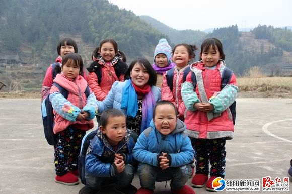 1428996131539990.jpg 王付莉与她的8个留守孩子。肖丁勤摄2.JPG