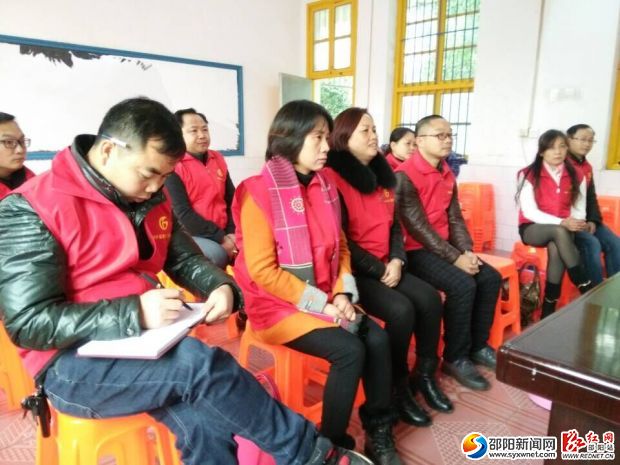 图为义工们在学习中