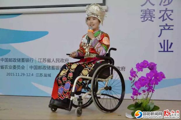 图为杨淑在做经验介绍