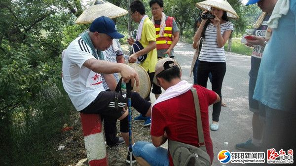 脚上起了8个血泡,扎破,贴上创可贴,继续走……