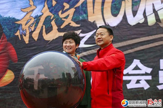 共同按下水晶球开启仪式。副本