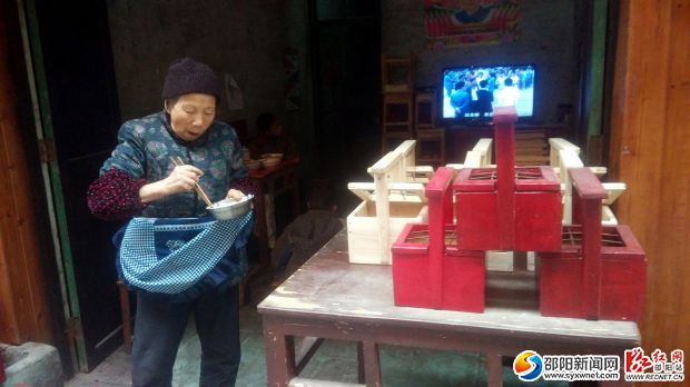 古街上制作旧式火箱的店主已经80岁了，现在每天可完成两个火箱的手工